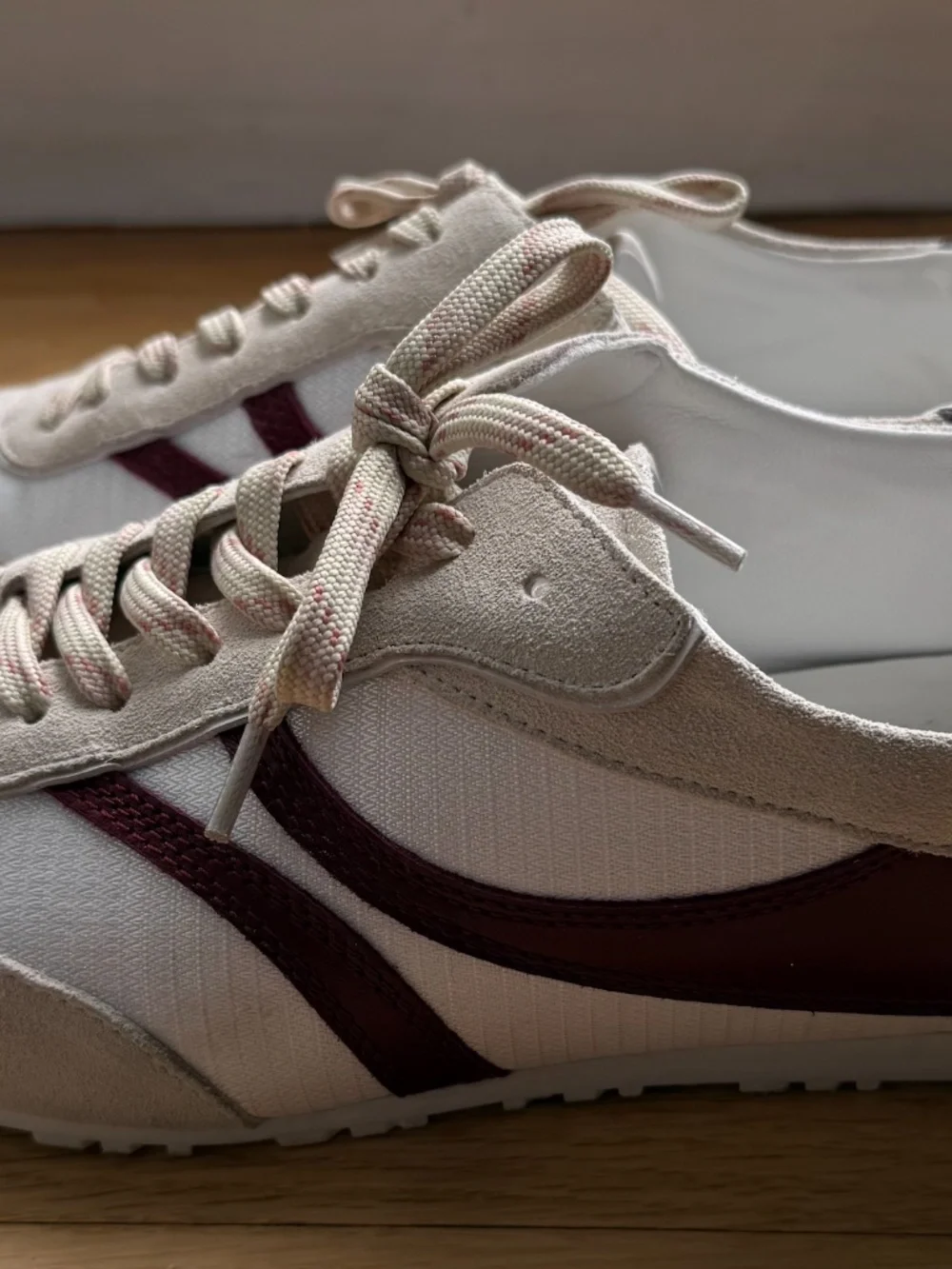 BIBI LOU Mizar Sneakers in Burgundy/Light Cream